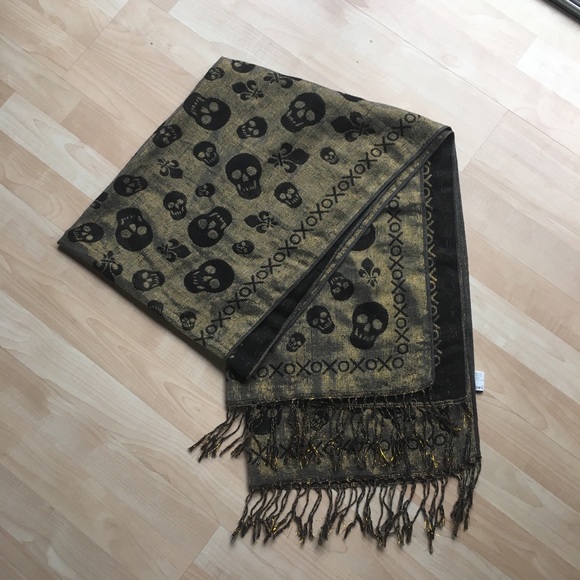 Claire's Accessories - Gold & Black skull scarf